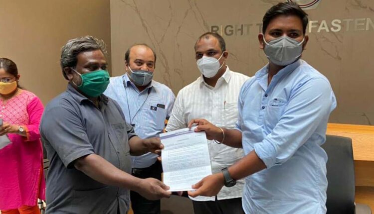 Raj Thackeray's birthday Unique gift to 134 workers