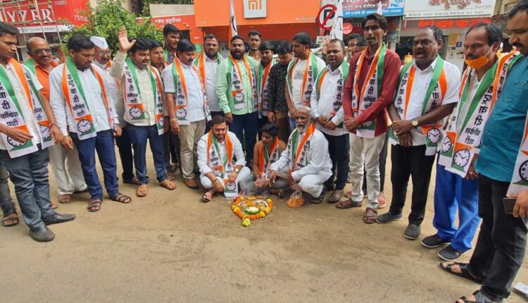 NCP Youth Congress protested against the Municipal Corporation by putting shraddha in the pit