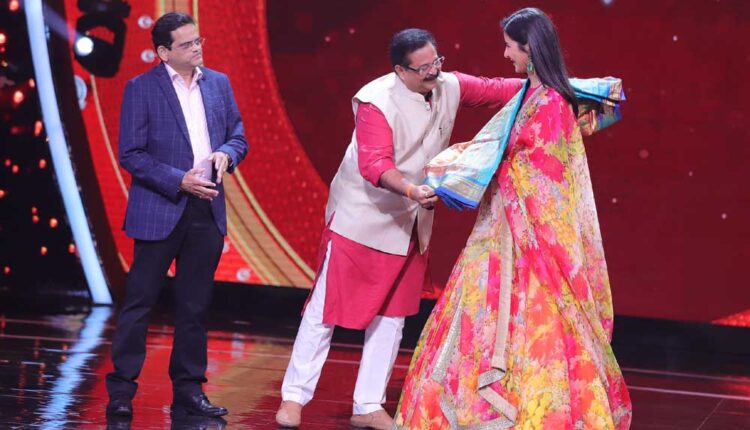By giving paithani, Adesh Bhaoji honored Katrina
