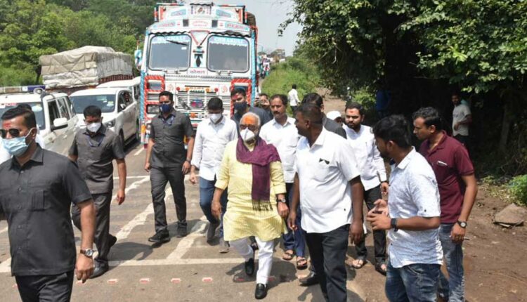 Guardian Minister Chhagan Bhujbal rushed to the aid of accident victims