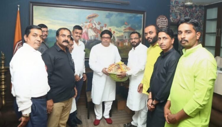 MNS district president Ankush Pawar took Raj Thackeray's blessings on his birthday