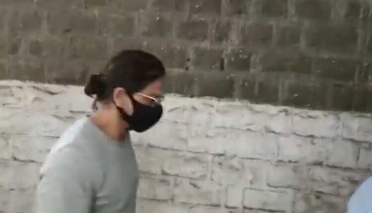 Shah Rukh Khan arrives at Arthur Road Jail to meet his son Aryan