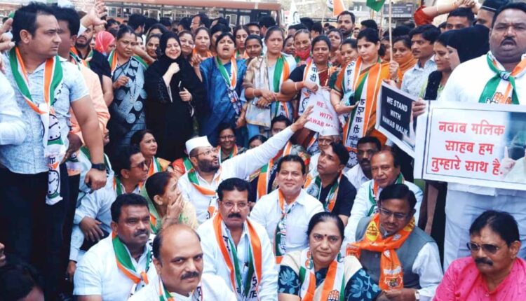 Mahavikas Aghadi protests against the arrest of Nawab Malik