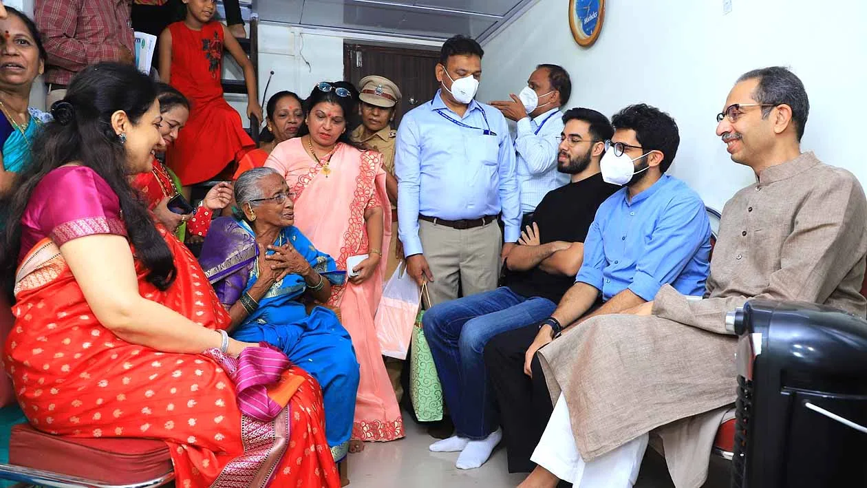 Chief Minister Uddhav Thackeray met senior Shiv Sainik Chandrabhaga Aji with his family