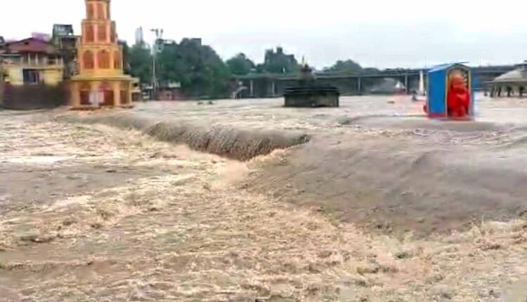Santadhar in Nashik: Godavari river floods: Discharge of 1500 cusecs of water from Gangapur dam