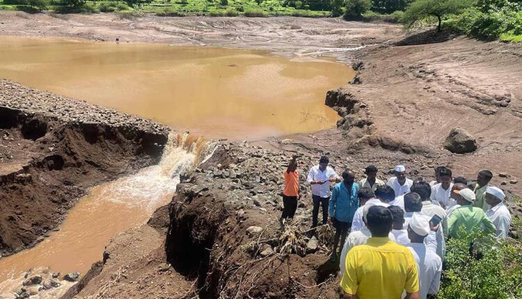 Bandhara bursts in Igatpuri taluk due to heavy rains: Heavy loss to paddy crops