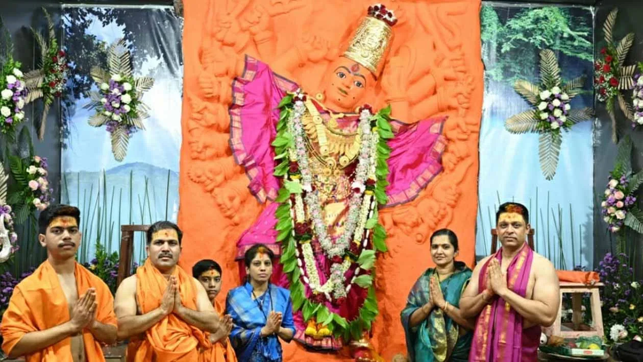 On the third day, 25 to 30 devotees took darshan of Saptshringimata at Saptshringigad