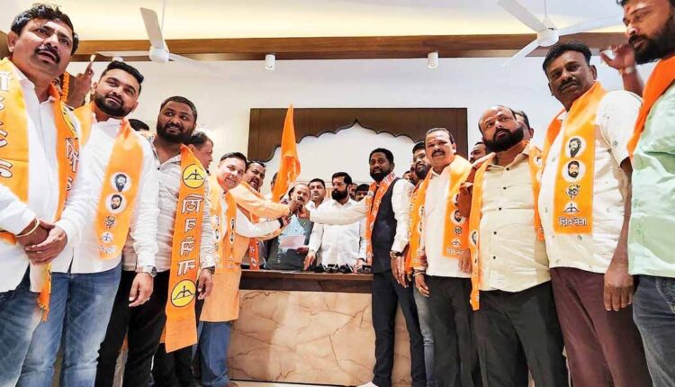 Big blow to Thackeray group in Nashik: 50, activists join Shinde group