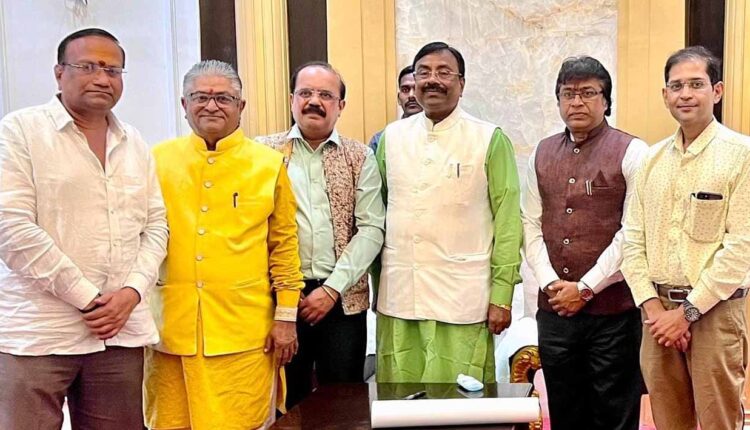 Sarvaajanik vachanlaya efficient MLA award announced to Sudhir Mungantiwar...