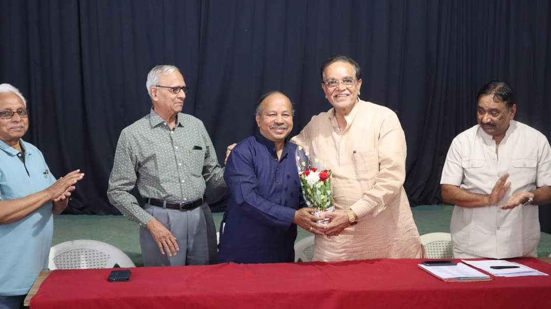 Mukund Kulkarni as President of Lokhithwadi Mandal and Lakshman Savji as Vice President