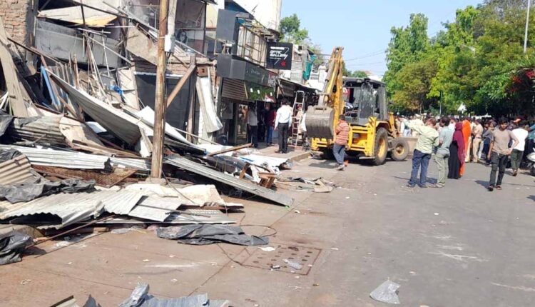 Nashik: Municipal commissioner on action mode: Unauthorized shops in Shalimar removed