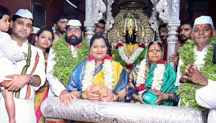 Chief Minister bows at the feet of Vitthala
