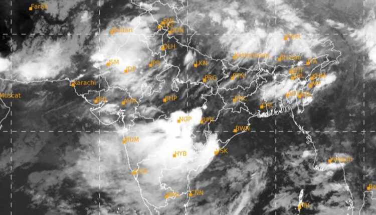 Heavy rain warning for Mumbai: Holiday announced for schools and colleges