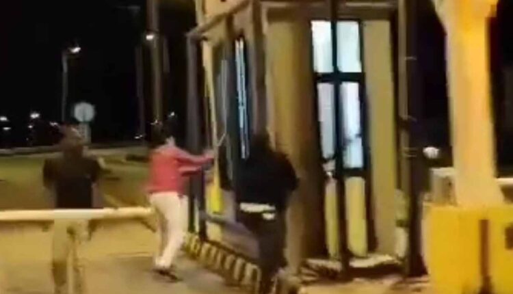 MNS broke the toll booth on Samruddhi Highway