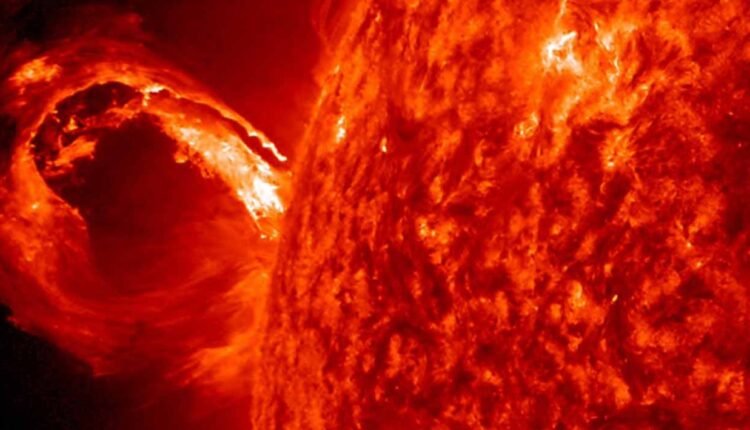 Solar storm will hit the earth tomorrow