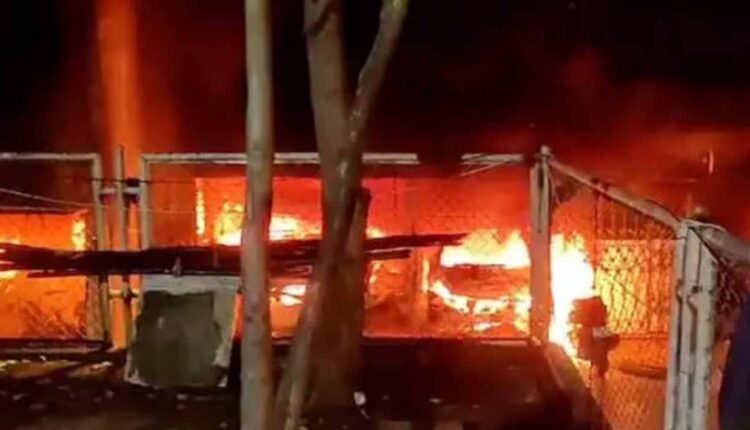 Massive fire in the parking lot of a building in Mumbai: 7 people died