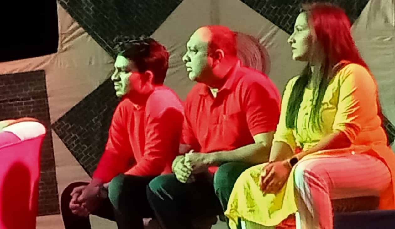 "Abhi To Me Jawan Hu" is a light play on the problem of the elderly.