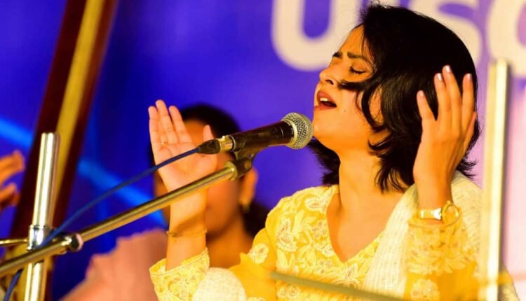 Padwa Pahat by Sanskriti Nashik : Lovers are mesmerized by the singing of Sniti Mishra