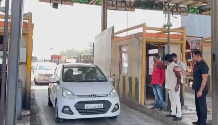 Shinde toll Plaza News/Nashik News/Seeing the queue of vehicles at the Shinde toll booth, Mp. Hemant Godse was angry