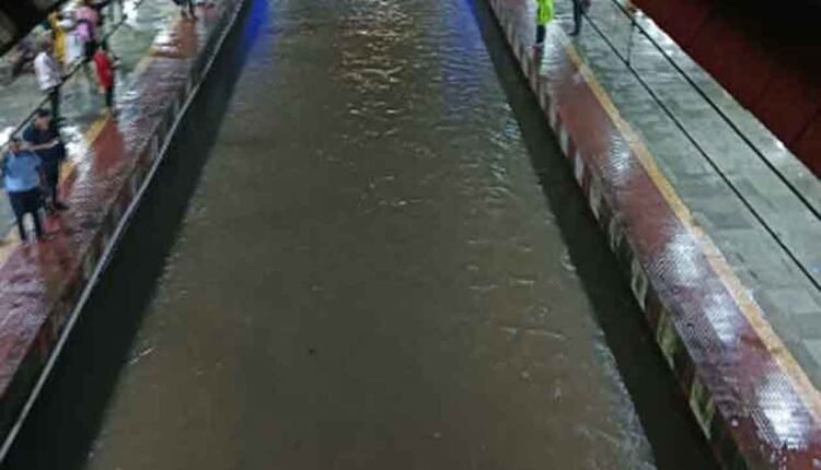 Mumbai Rain Local Train Updates/Heavy rain battering Mumbai and Konkan: Mumbai recorded 300 mm of rain in 7 hours