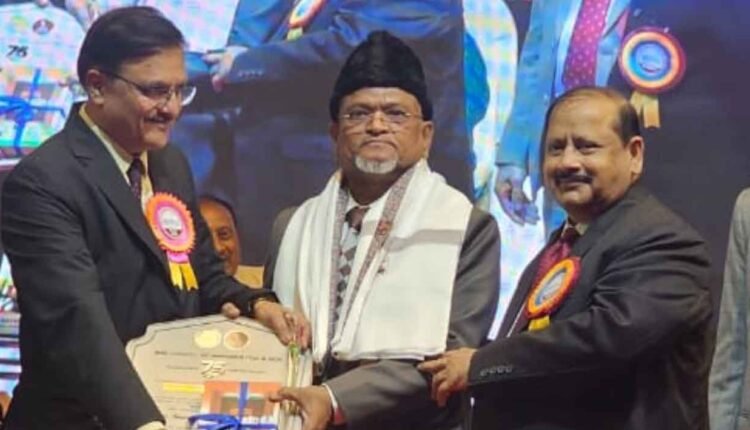 Adv.T.Q.Sayyed, Nashik's senior lawyer honored with "Dipastambha" award