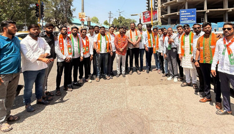BJP Yuva Morcha holds protest in front of Congress Bhavan against top Congress leader