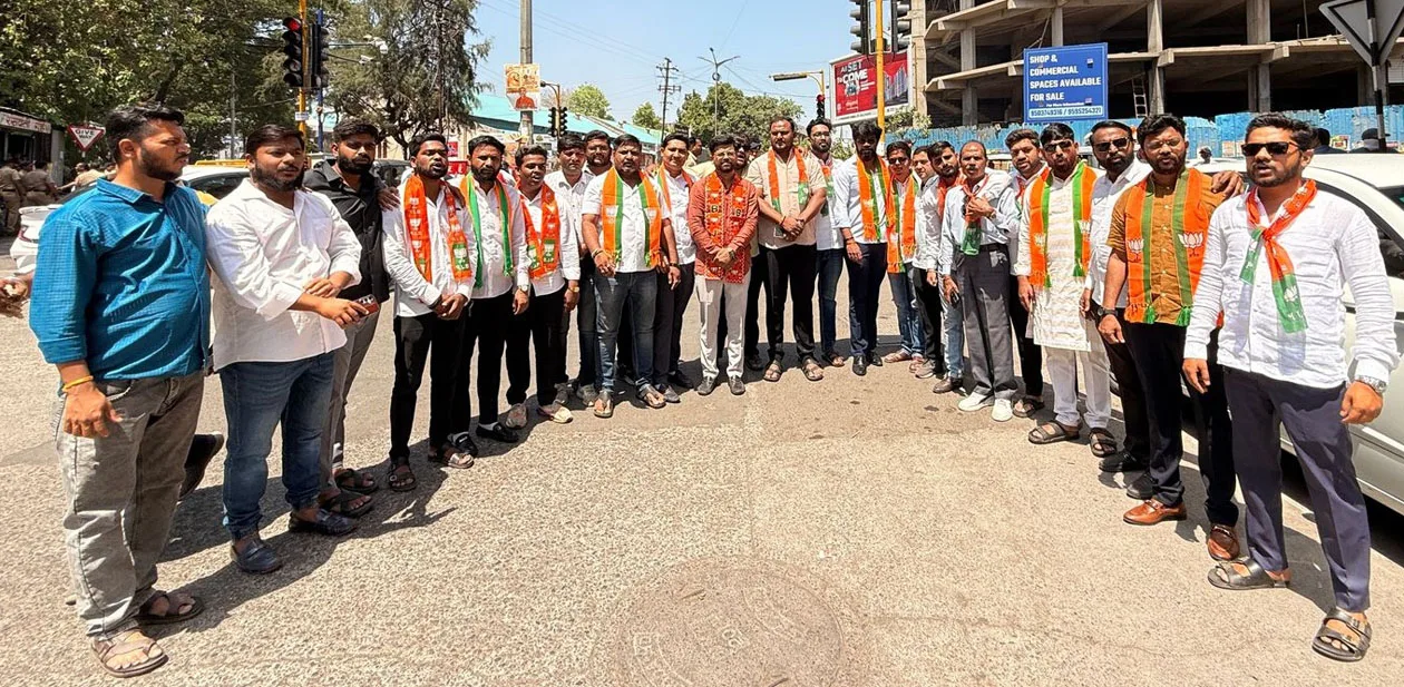 BJP Yuva Morcha holds protest in front of Congress Bhavan against top Congress leader