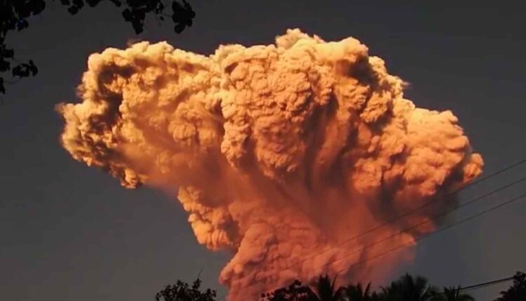 Indonesia Volcano Alert,Massive volcanic eruption in Indonesia! Ash cloud up to 11 km, 'maximum alert' declared