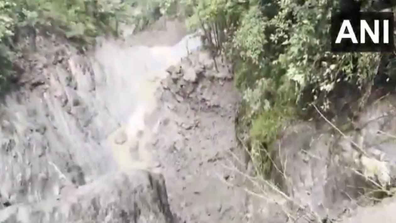 Landslides in North Sikkim,Ha:kar in Sikkim; Cloudburst rain; More than 1000 tourists stranded
