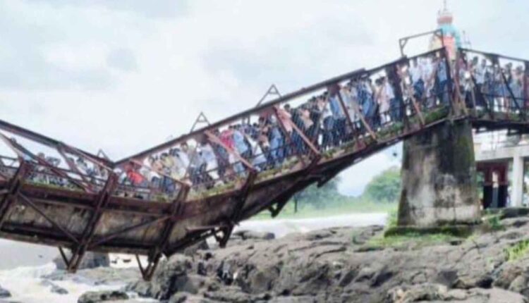 Pune Bridge Collapse Photo,Indrayani Bridge Tragedy: Shocking Moment, Who is Responsible? - Photo of moments before the accident revealed