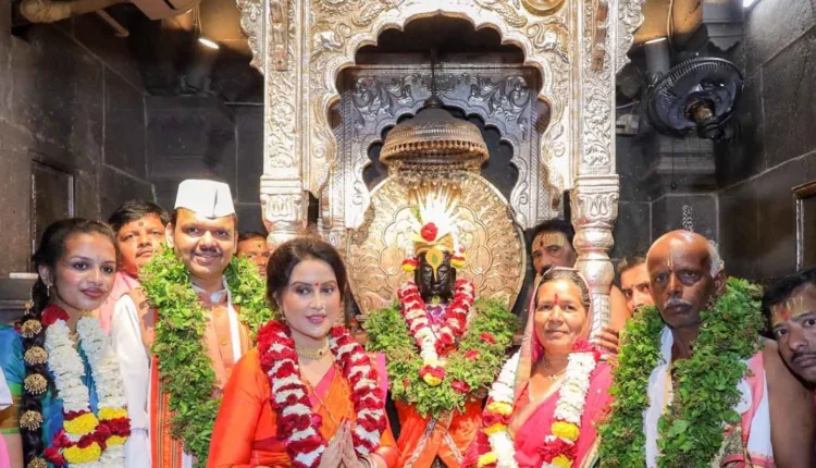 Ashadhi Ekadashi Pandharpur,Chief Minister bows at the feet of Vitthal: 'Remove the troubles of the state, make Baliraja happy!'