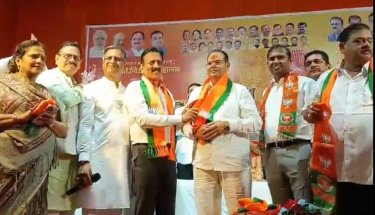 Nashik Political News,Sunil Bagul, Mama Rajwade join BJP in the presence of Girish Mahajan,