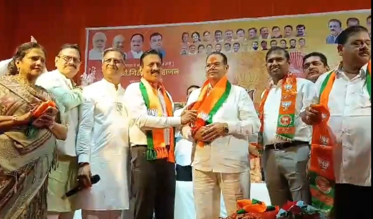 Nashik Political News,Sunil Bagul, Mama Rajwade join BJP in the presence of Girish Mahajan,