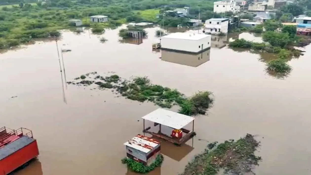 Maharashtra Flood Alert,Heavy rains in Marathwada and Solapur including Nashik; Rivers and drains flooded, administration on alert