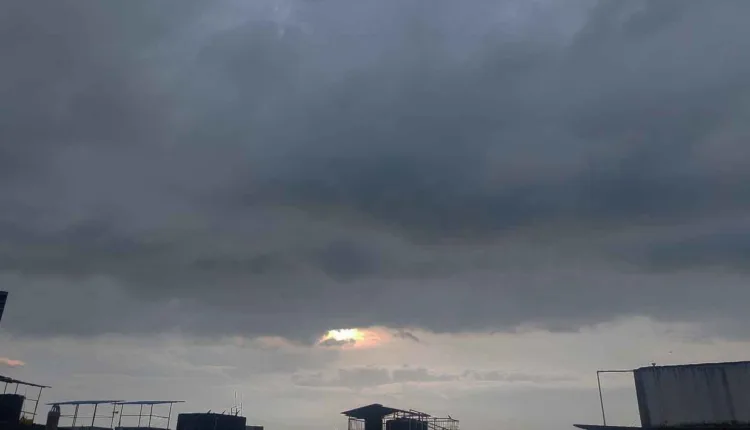 cyclone Montha impact,"Weather chaos in Maharashtra! Darkness during the day, torrential rain and the threat of a cyclone"