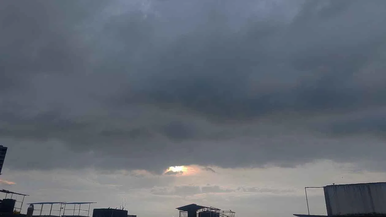 cyclone Montha impact,"Weather chaos in Maharashtra! Darkness during the day, torrential rain and the threat of a cyclone"