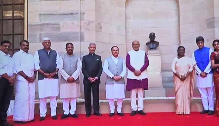Nashik Sculptor Sandeep Londhe,Honorary statue of Nashik sculptor at Rashtrapati Bhavan