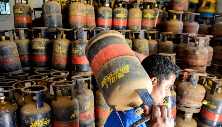 LPG Price Hike News,Inflation explodes! Commercial gas cylinder becomes expensive by ₹993