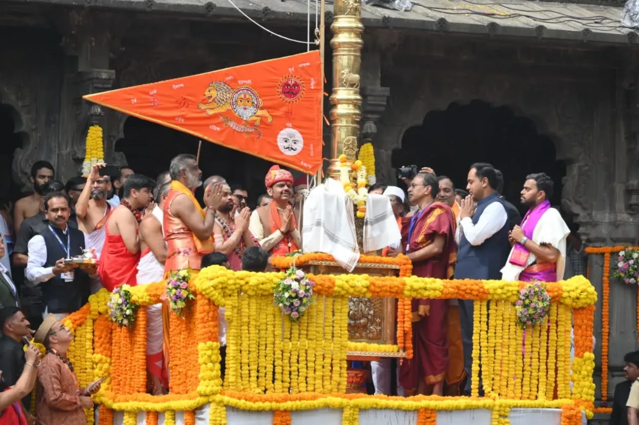 Nashik Simhastha Kumbh Mela begins with grand flag hoisting by President Droupadi Murmu at Godavari and Chief Minister Devendra Fadnavis at Trimbakeshwar. Witness the spiritual celebrations, Vedic chants and sacred Shankhnaad.