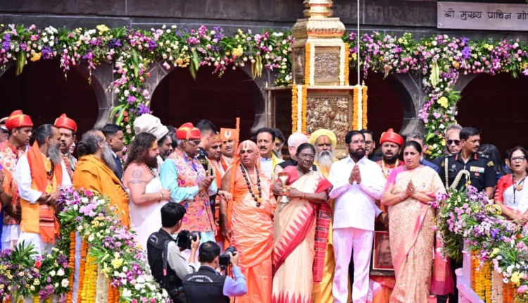 Nashik Simhastha Kumbh Mela begins with grand flag hoisting by President Droupadi Murmu at Godavari and Chief Minister Devendra Fadnavis at Trimbakeshwar. Witness the spiritual celebrations, Vedic chants and sacred Shankhnaad.